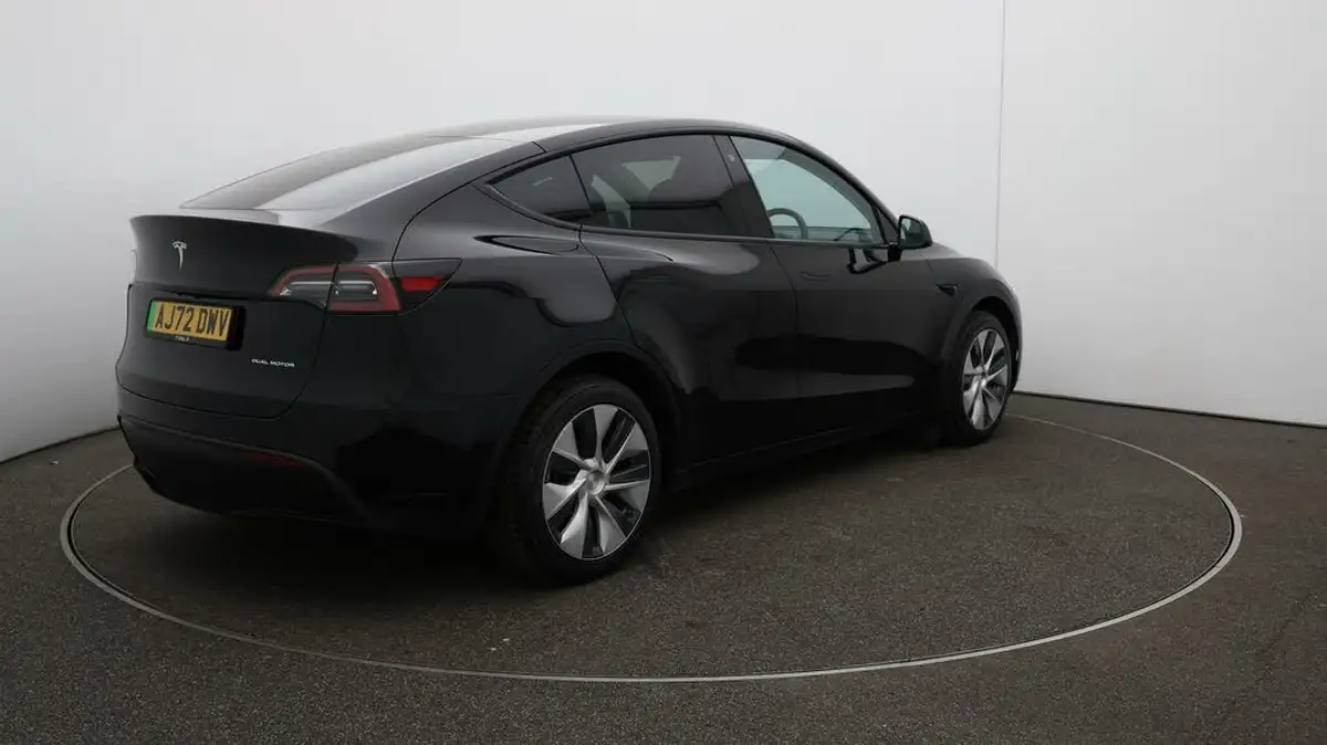 2022-tesla-model-y-e-long-range-big-7