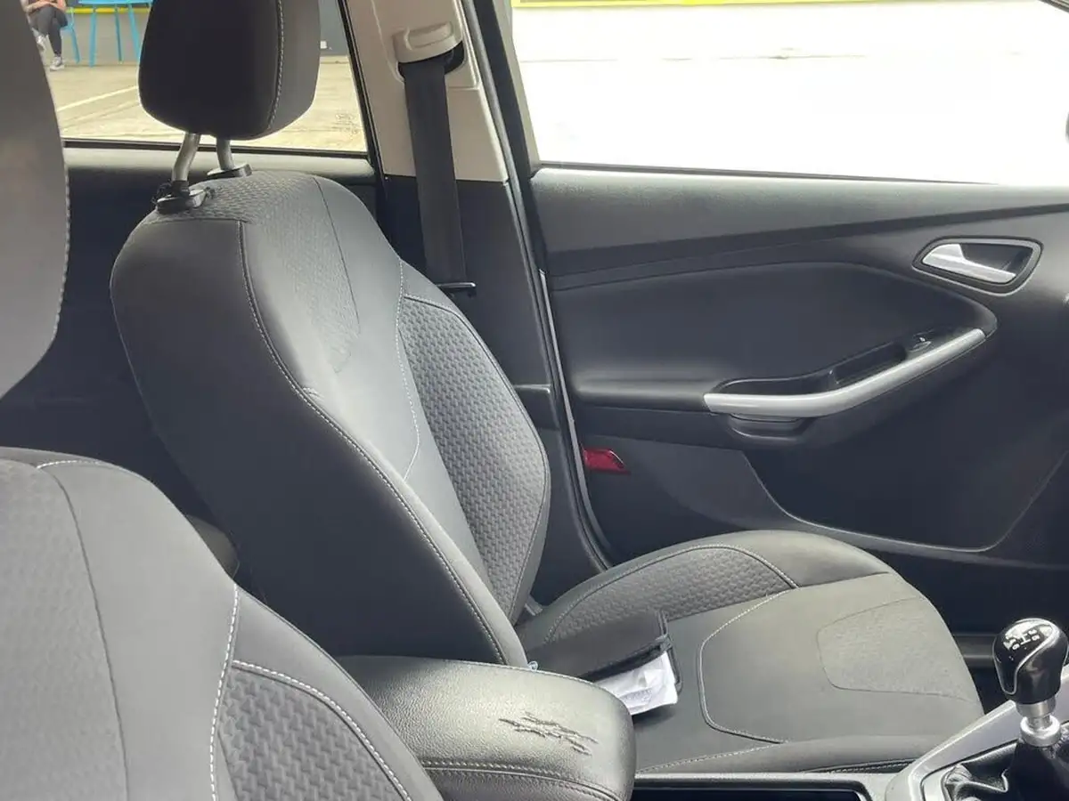 2015-ford-focus-10-zetec-t-125ps-hatchback-big-23