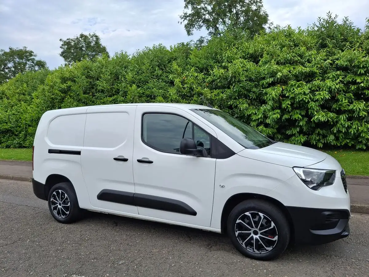 2022-vauxhall-combo-15cdti-dynamic-2300-100pseu6dt-l2h1-panel-big-1