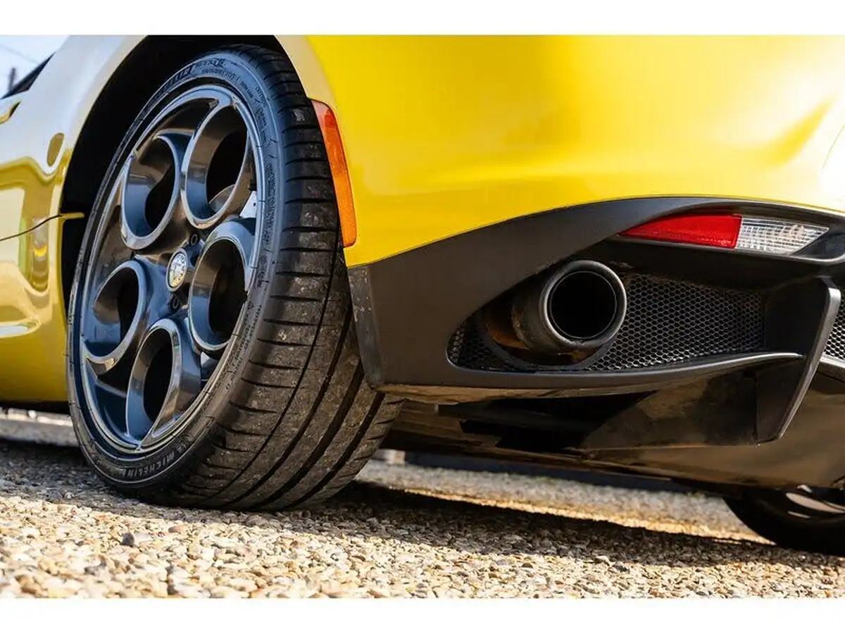 2015-alfa-romeo-4c-18-tbi-spider-big-36