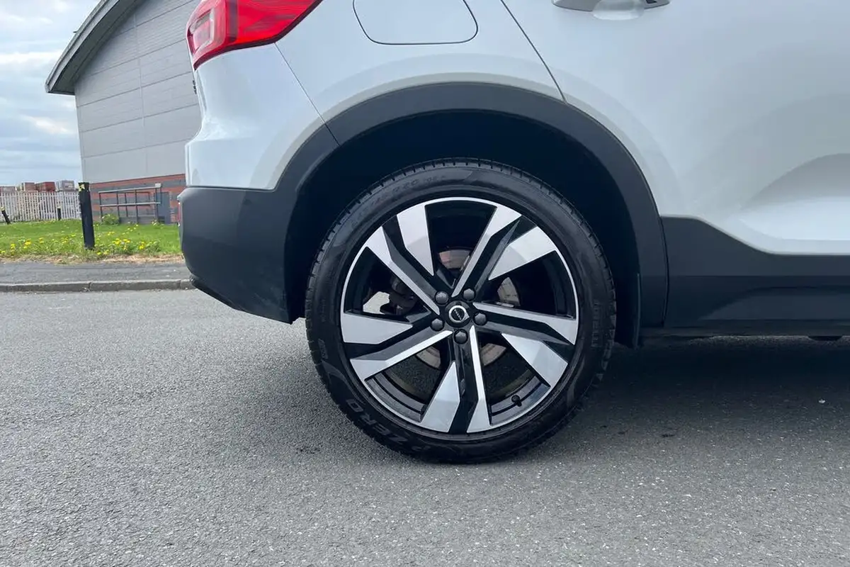 2024-volvo-xc40-20-b3-ultimate-big-4