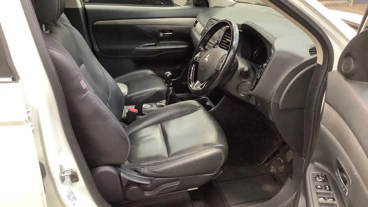 2016-mitsubishi-outlander-22di-d-gx3-7st-big-8