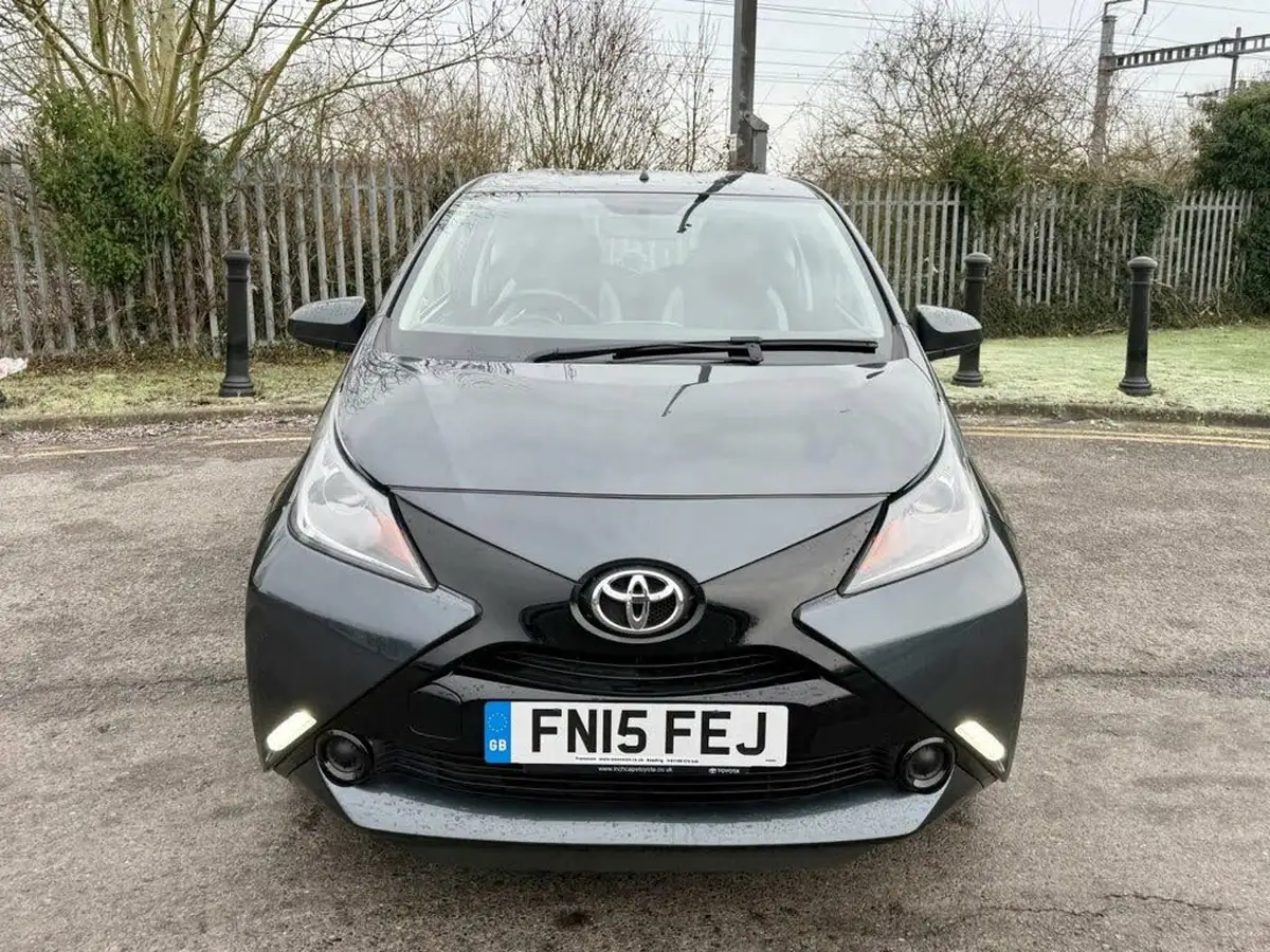 2015-toyota-aygo-10-vvt-i-x-play-3d-big-8