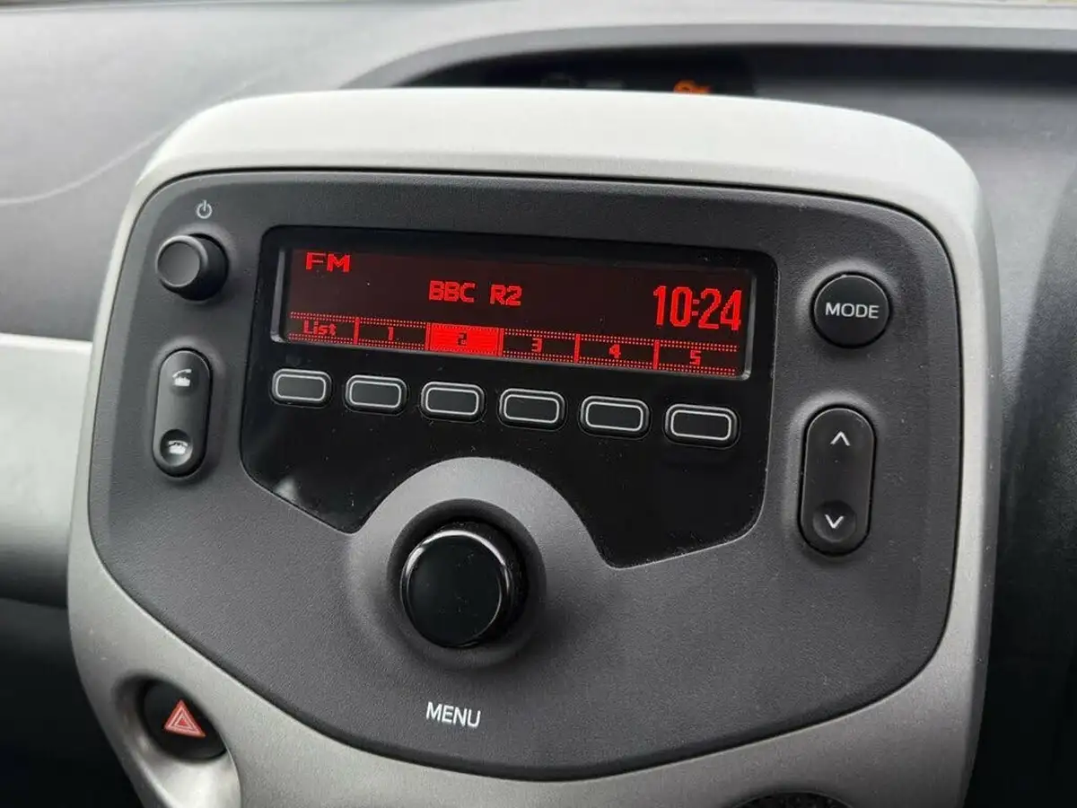 2015-toyota-aygo-10-vvt-i-x-play-3d-big-32