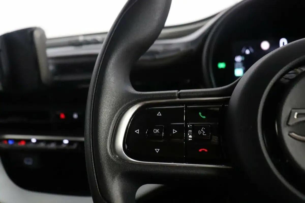 2021-fiat-500-e-action-big-21