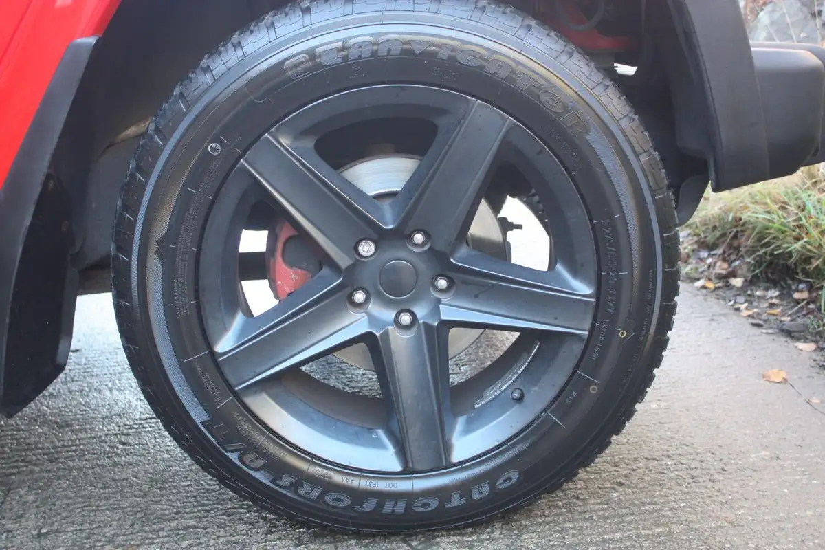 2015-jeep-wrangler-28crd-sahara-3d-big-17