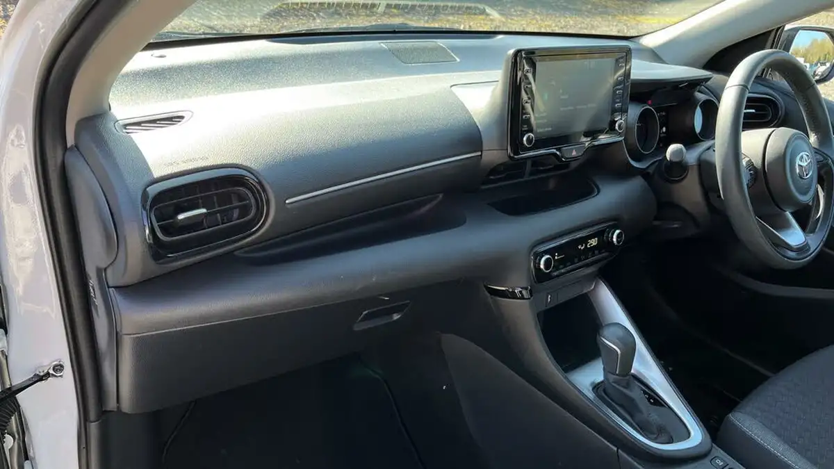 2023-toyota-yaris-15-vvt-i-design-big-30