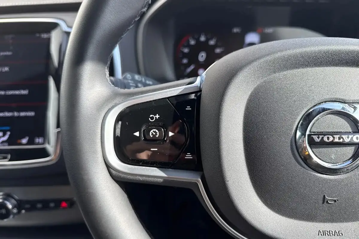 2022-volvo-xc90-20td-b5-r-design-big-40