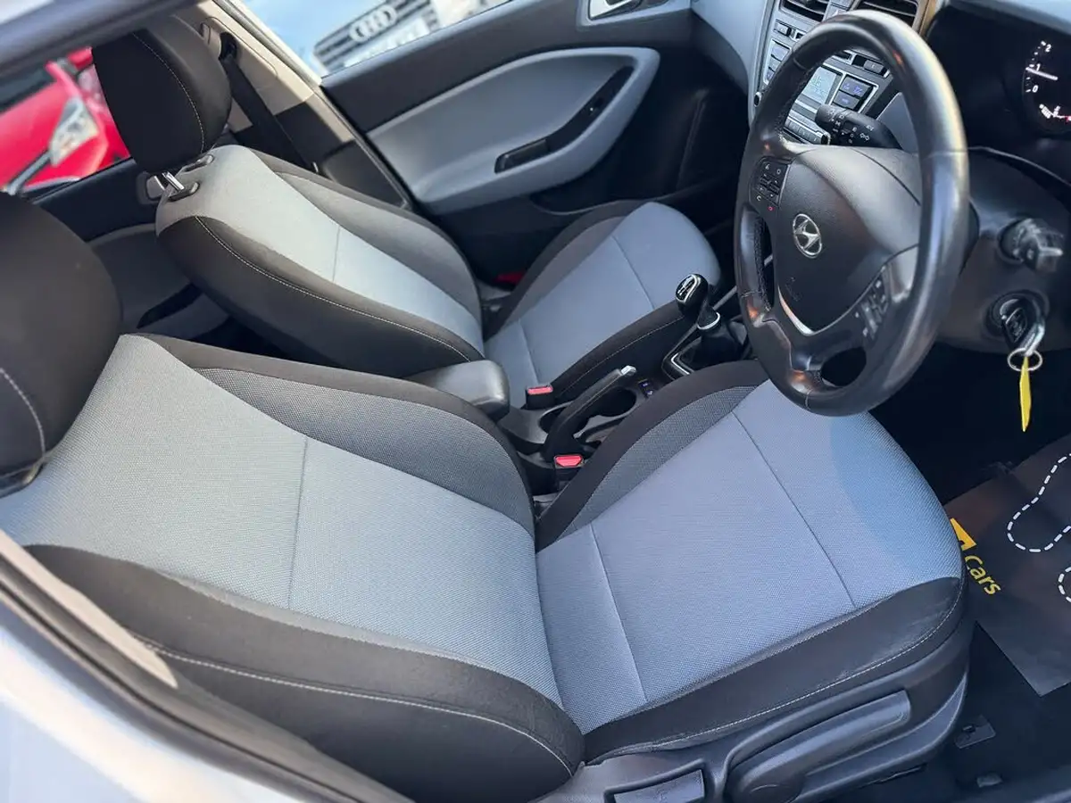 2016-hyundai-i20-10-premium-100ps-big-32