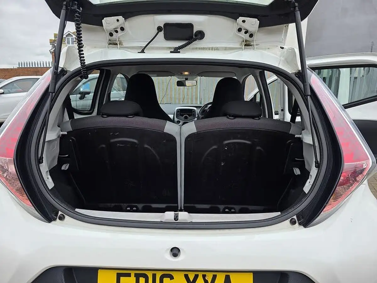 2016-toyota-aygo-10-vvt-i-x-play-68bhp-5d-big-21