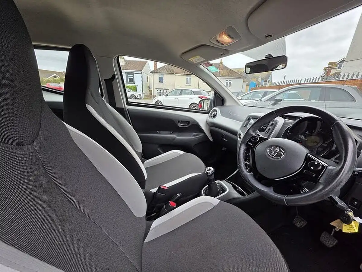 2016-toyota-aygo-10-vvt-i-x-play-68bhp-5d-big-17