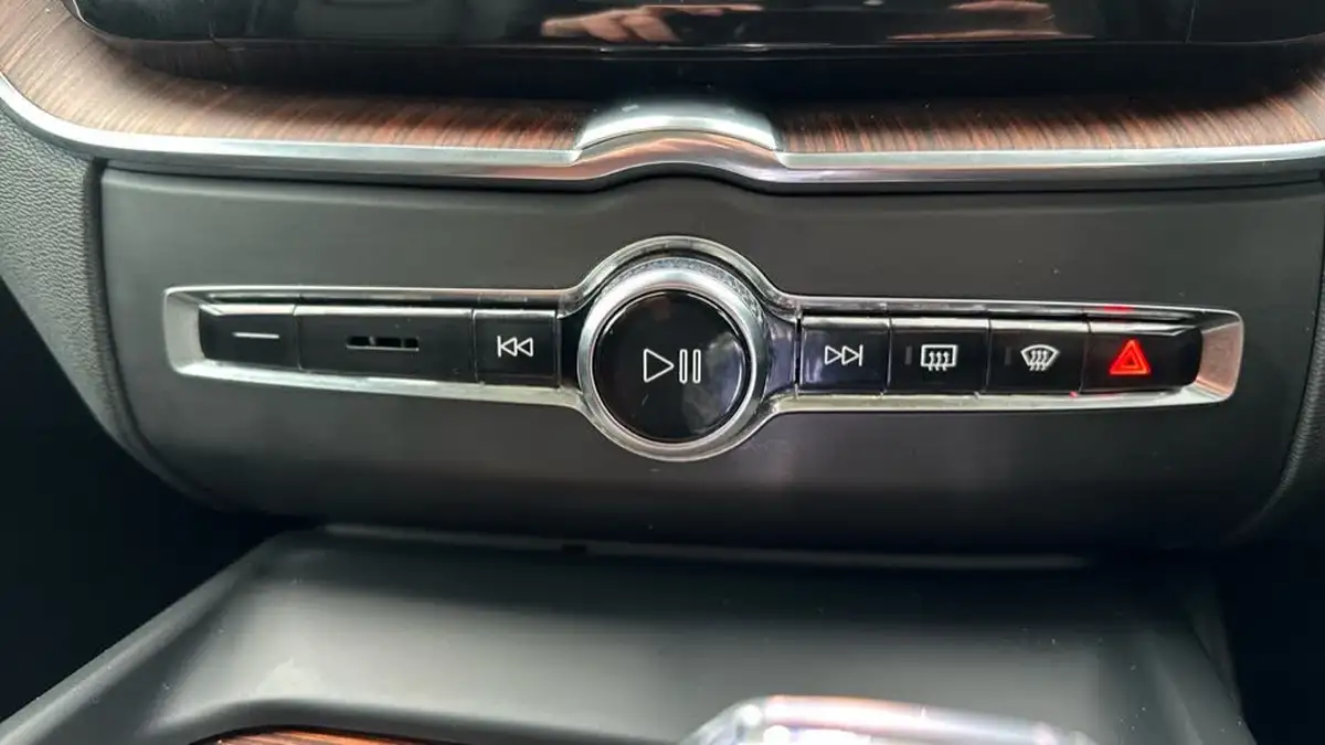 2024-volvo-xc60-20-b5-ultimate-big-38