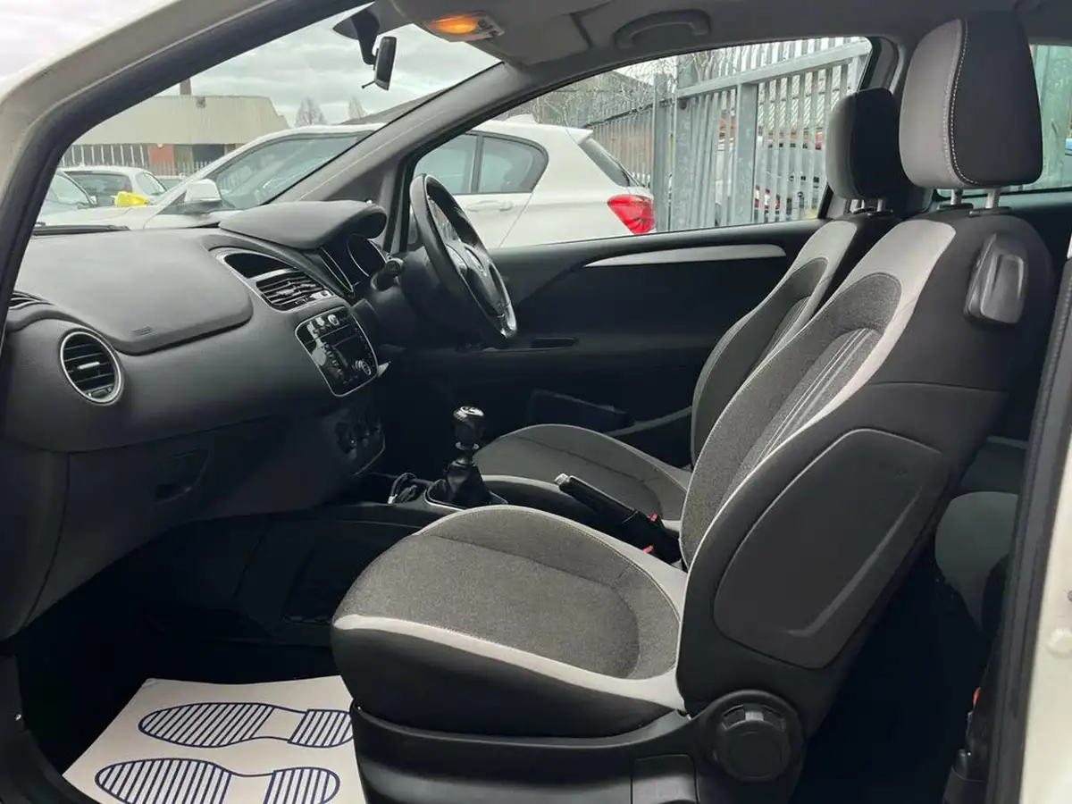 2012-fiat-punto-14-gbt-ss-3d-big-7
