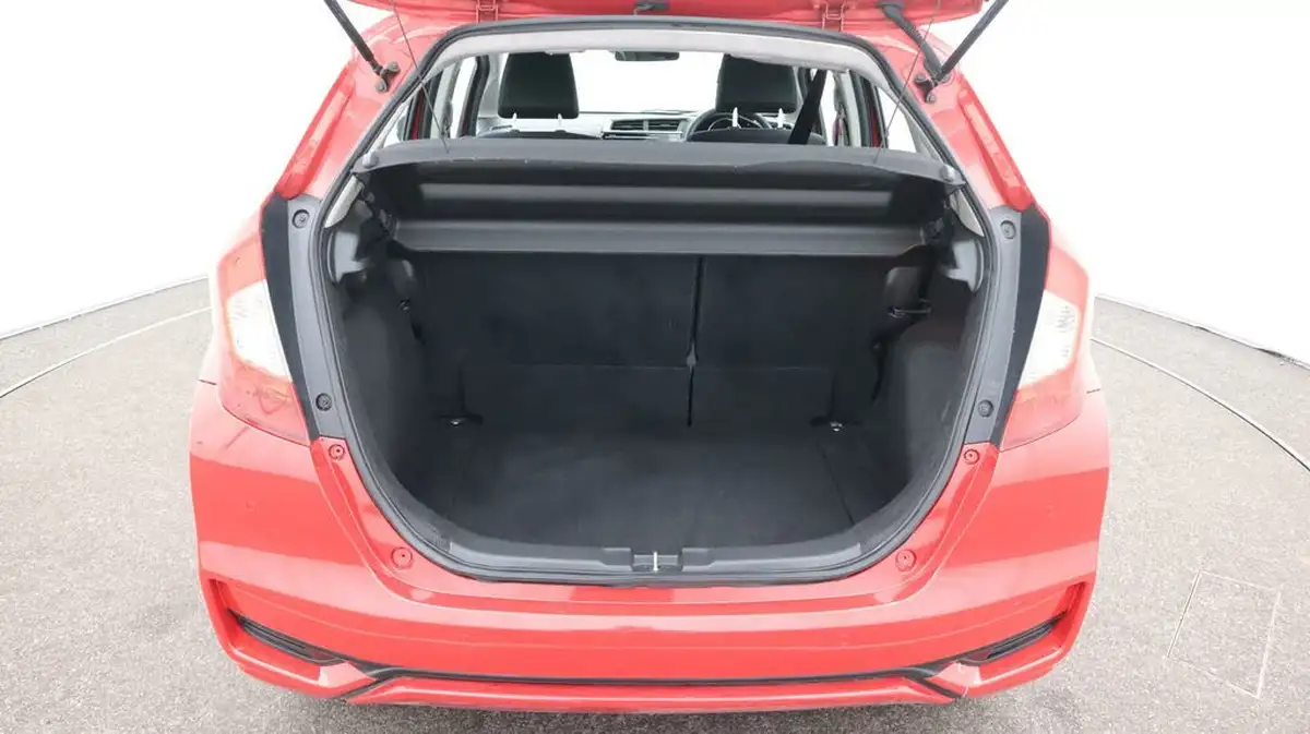 2019-honda-jazz-13-i-vtec-se-big-17
