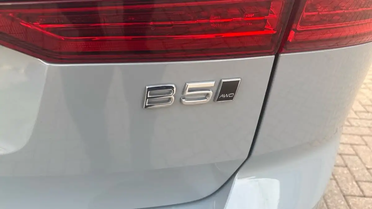 2024-volvo-xc60-20-b5-ultra-dark-big-38