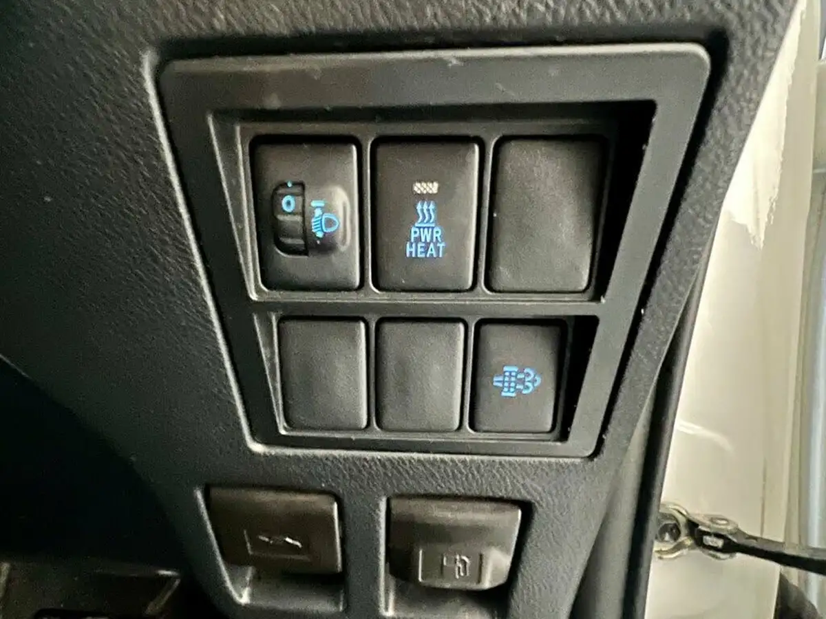 2020-toyota-hi-lux-24d-4d-icon-35t-auto-big-21
