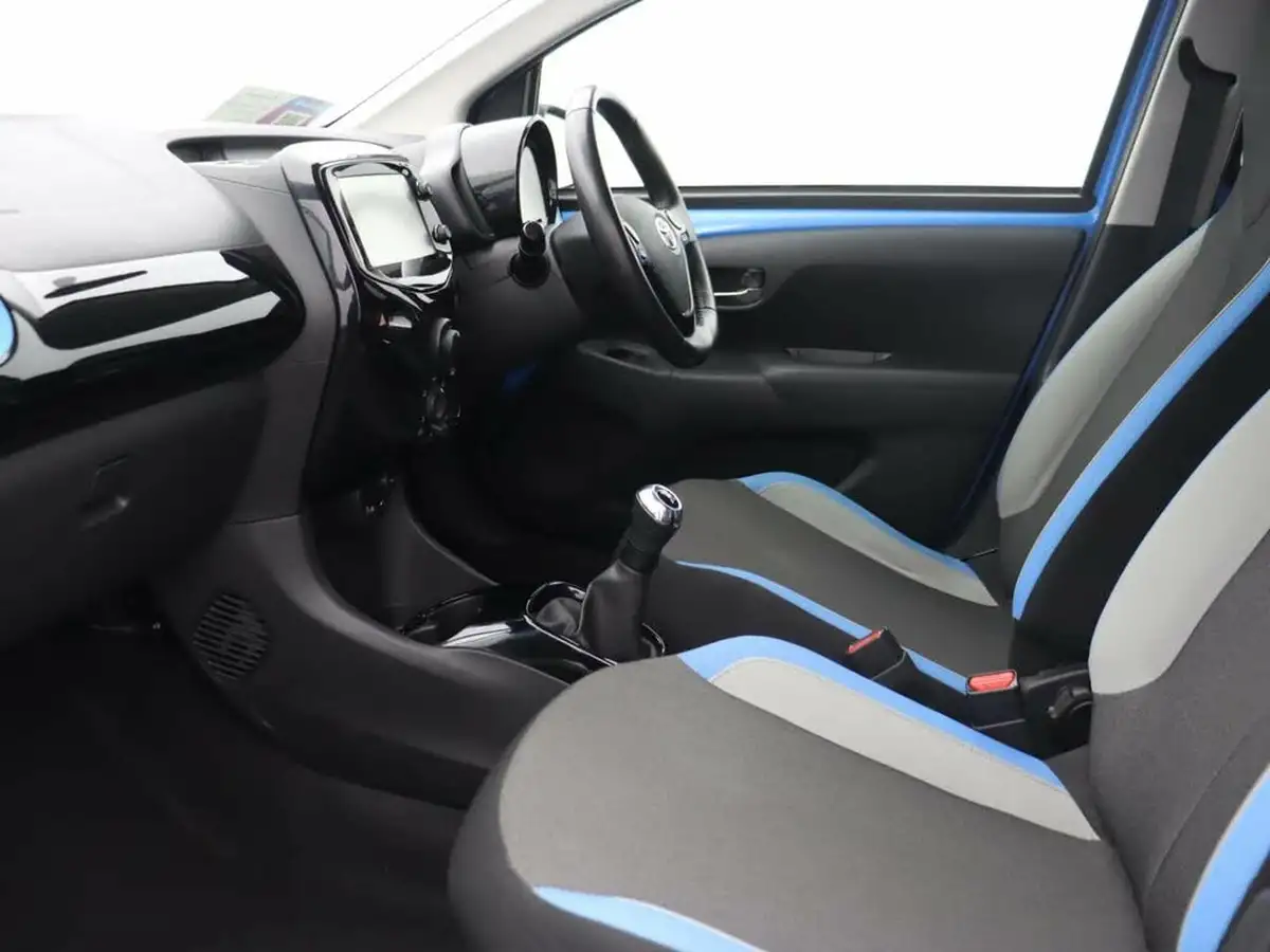 2016-toyota-aygo-10-vvt-i-x-cite-2-cyan-5d-big-19