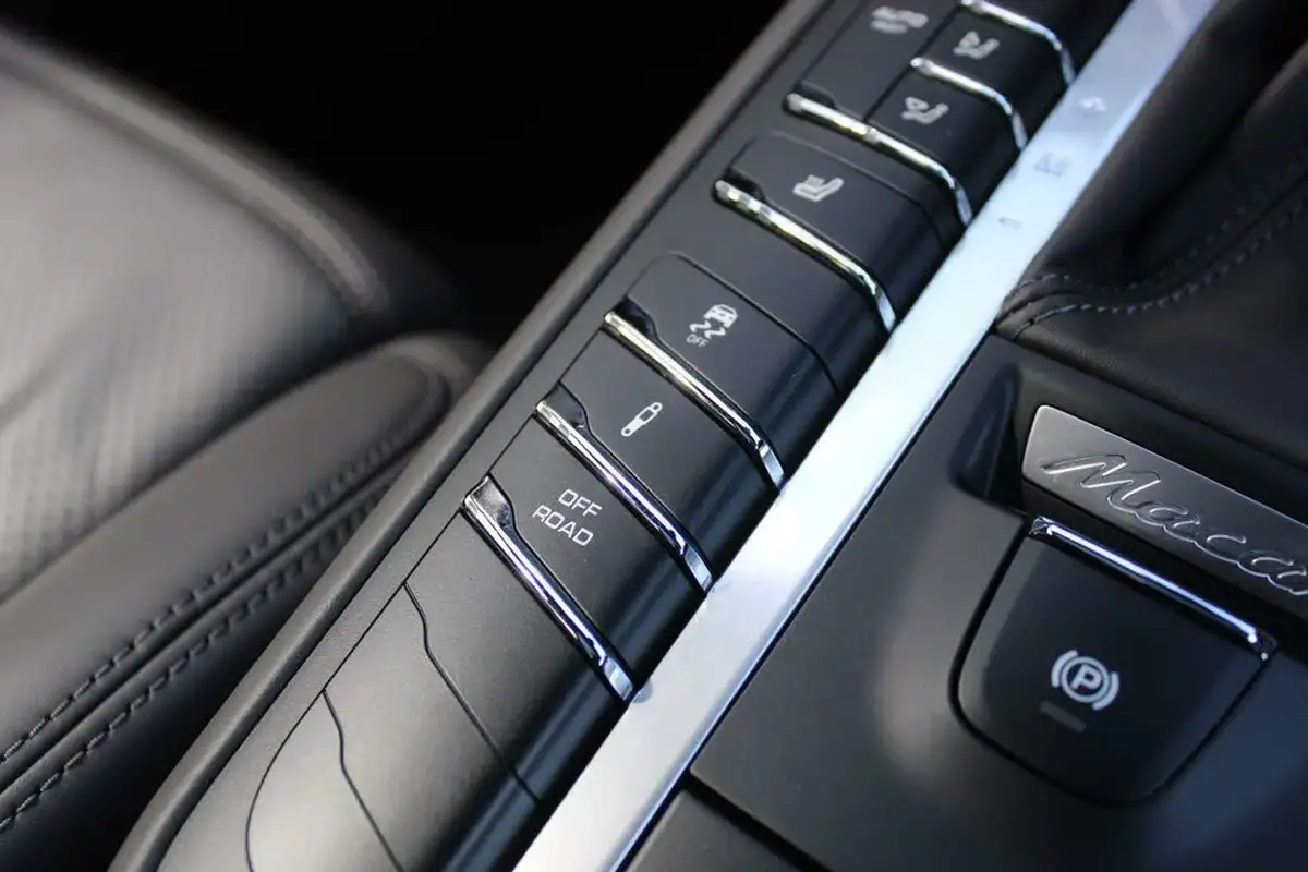 2020-porsche-macan-29-v6-turbo-big-37