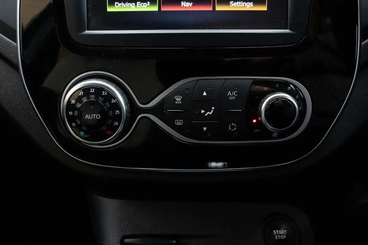 2019-renault-captur-09-tce-iconic-big-32