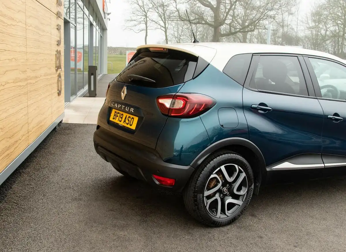 2019-renault-captur-09-tce-iconic-big-8