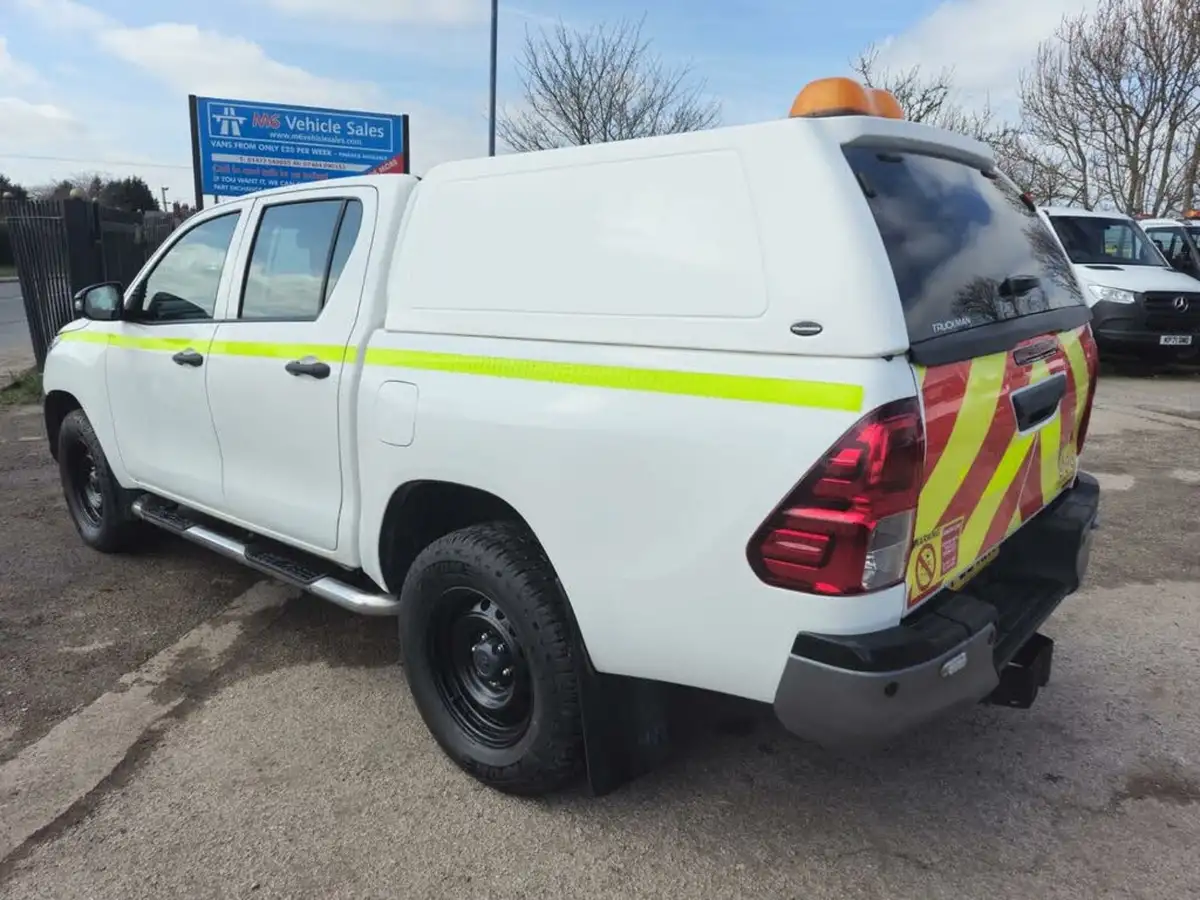 2018-toyota-hi-lux-24d-4d-active-150hpeu6-32t-double-pick-up-big-6