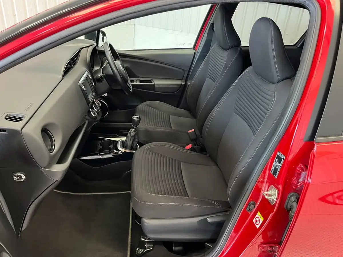 2017-toyota-yaris-133-design-bi-tone-big-9