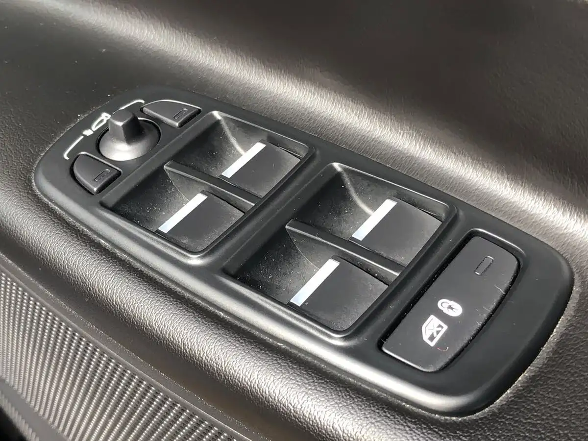 2017-jaguar-xe-20i-prestige-249ps-ss-1998cc-big-24