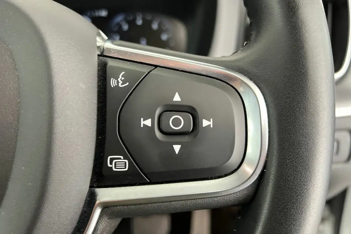 2021-volvo-xc60-20-b5-momentum-big-11