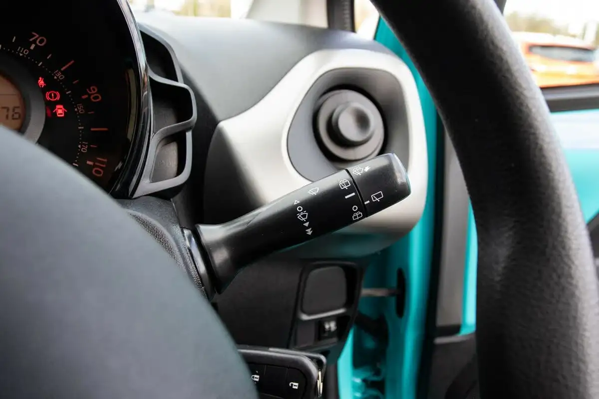 2015-citroen-c1-10-vti-feel-3d-big-17