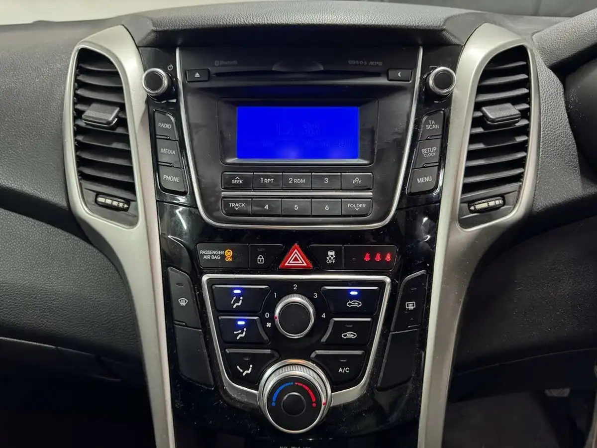 2015-hyundai-i30-14-active-5d-big-17