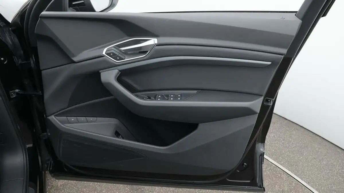 2021-audi-e-tron-55e-technik-station-wagon-big-15