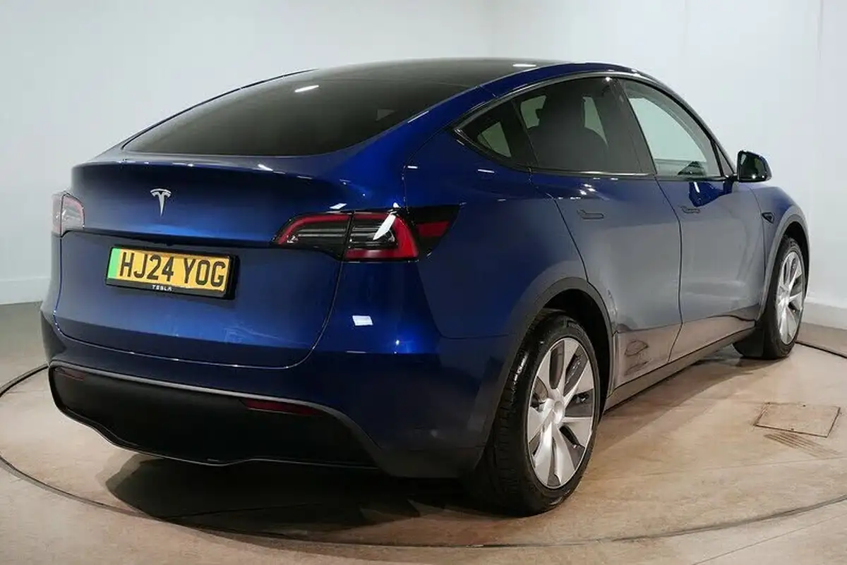 2024-tesla-model-y-e-rwd-big-7