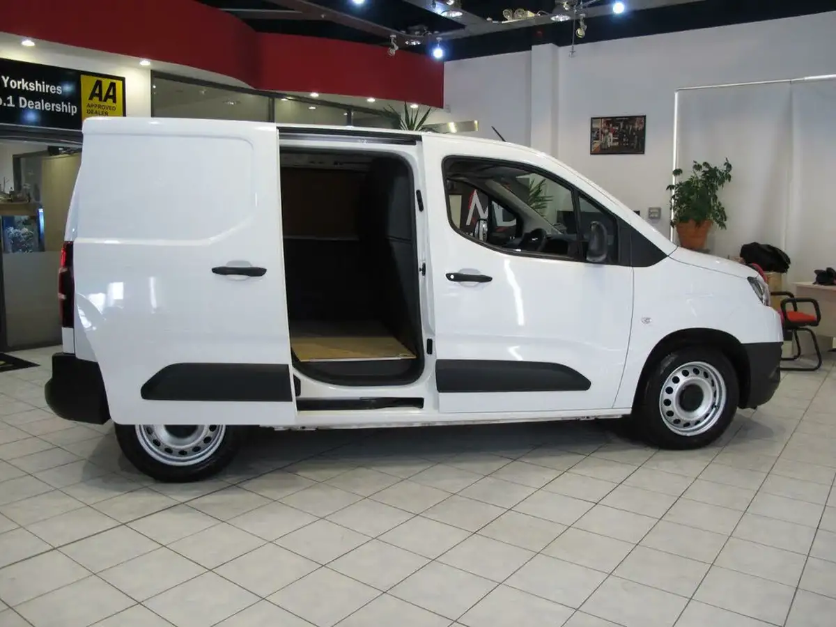 2021-toyota-proace-city-15d-active-100hpeu6dt-e-big-16