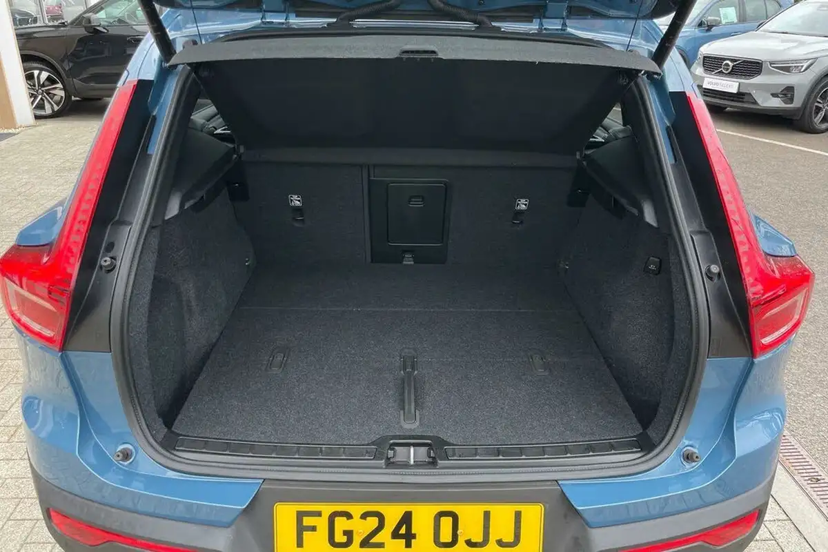 2024-volvo-xc40-20-b4-plus-big-18