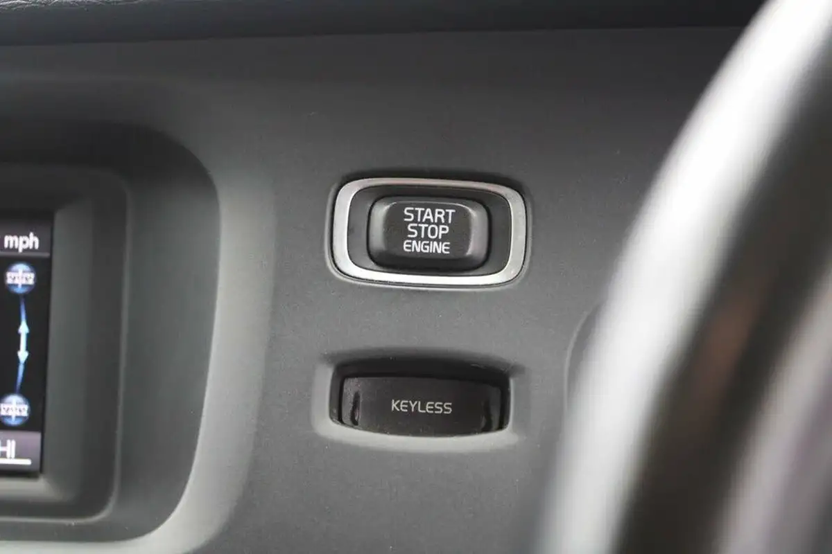 2013-volvo-v40-20td-d3-cross-country-se-big-36