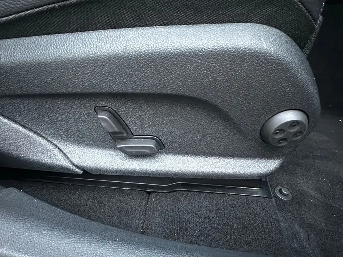 2019-mercedes-benz-glc-class-20d-glc220d-amg-line-station-wagon-5d-4matic-plus-big-38
