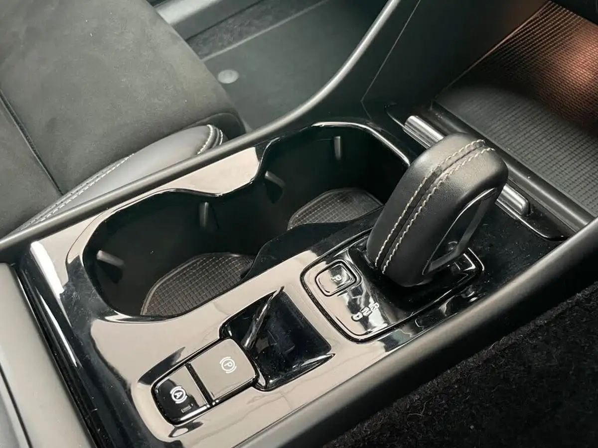 2019-volvo-xc40-20td-d3-r-design-awd-geartronic-big-42