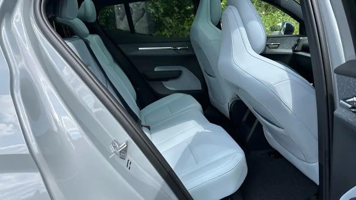 2025-volvo-ex30-e-single-motor-ultra-big-5