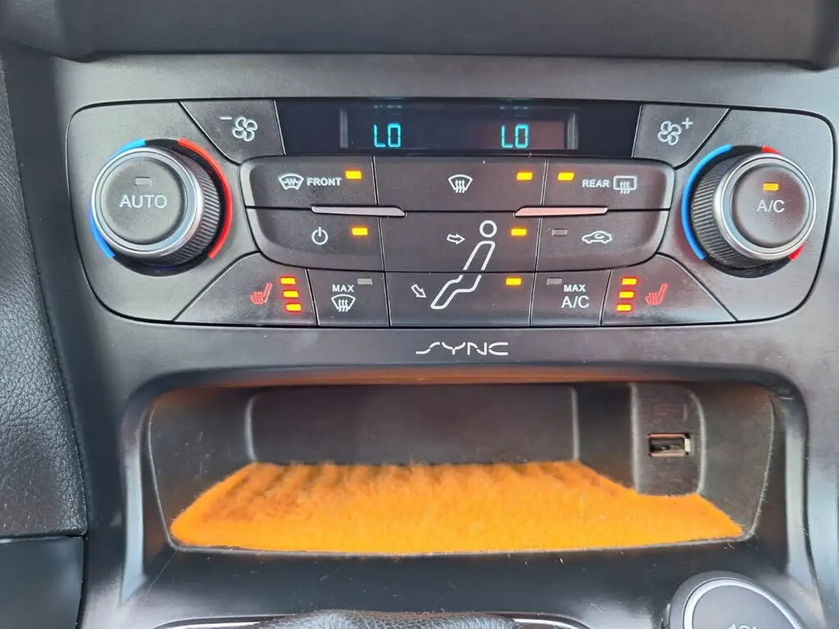 2015-ford-focus-20-st3-t-hatchback-big-28
