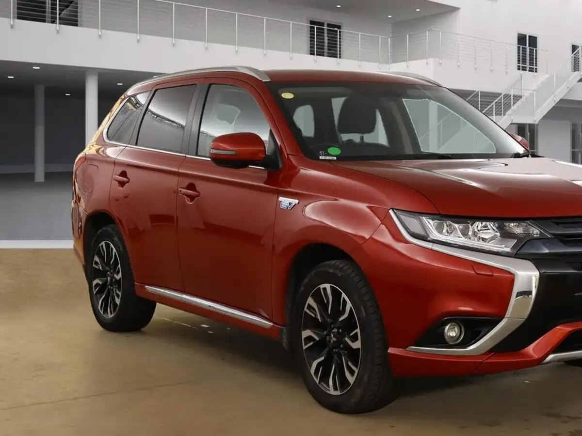 2015-mitsubishi-outlander-20-gx4h-phev-big-0
