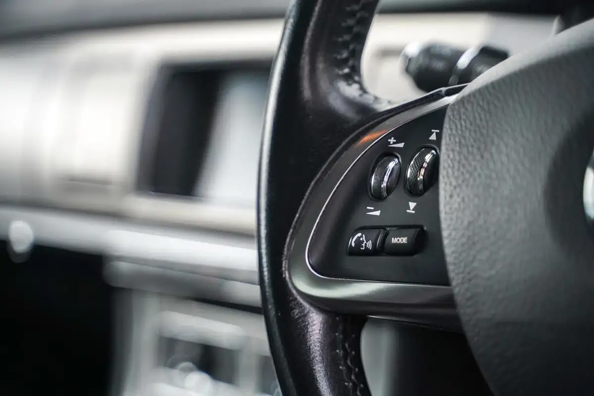 2015-jaguar-xf-22td-r-sport-black-saloon-4d-big-35