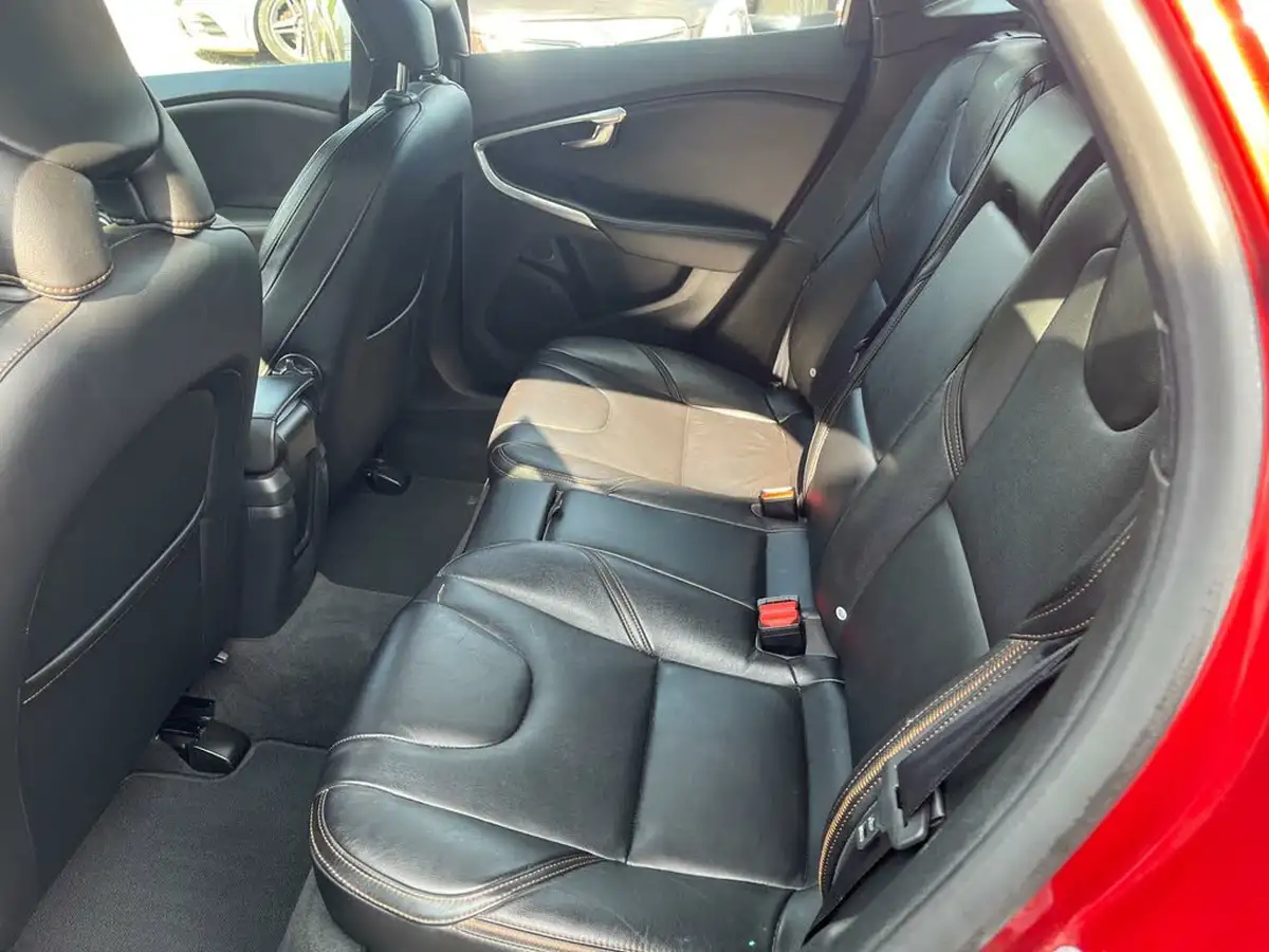 2015-volvo-v40-16td-d2-cross-country-lux-nav-big-12