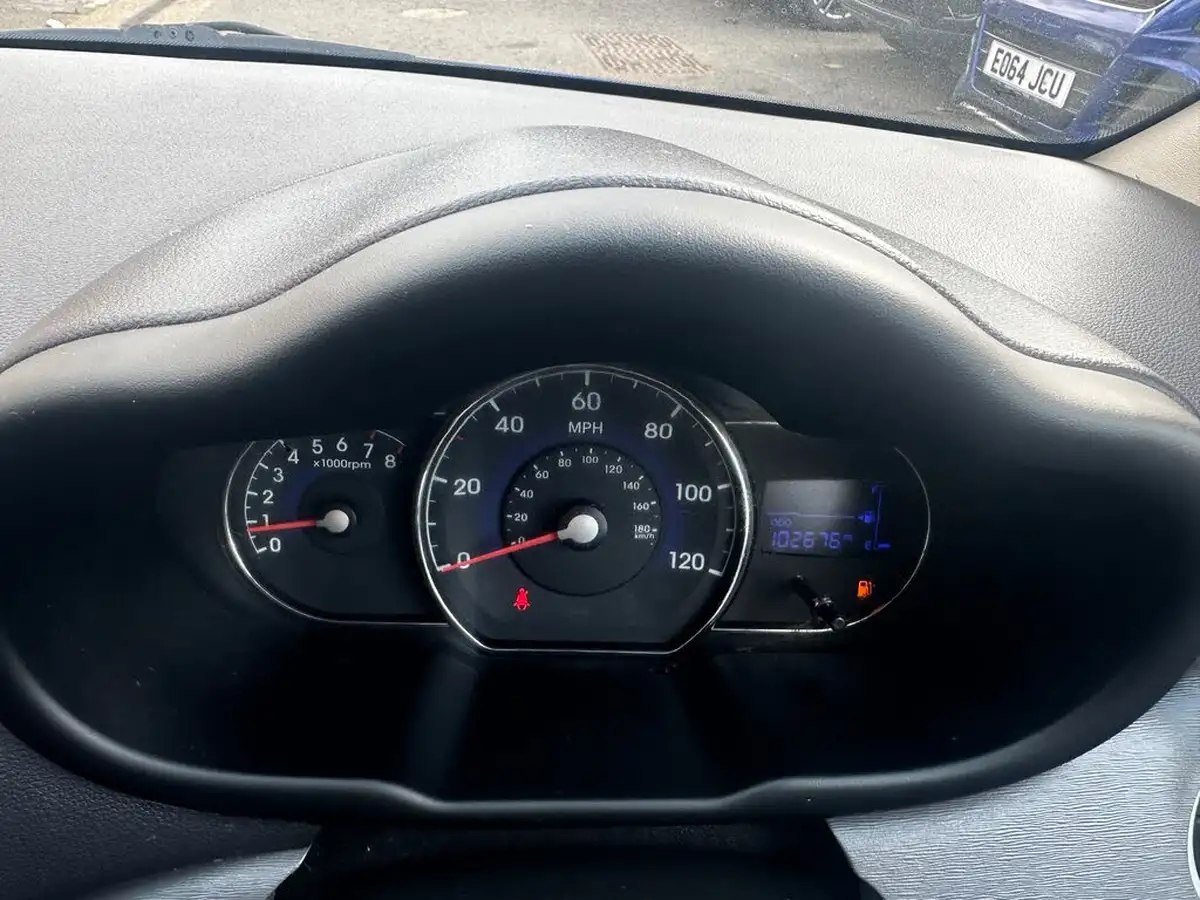 2012-hyundai-i10-12-active-big-20