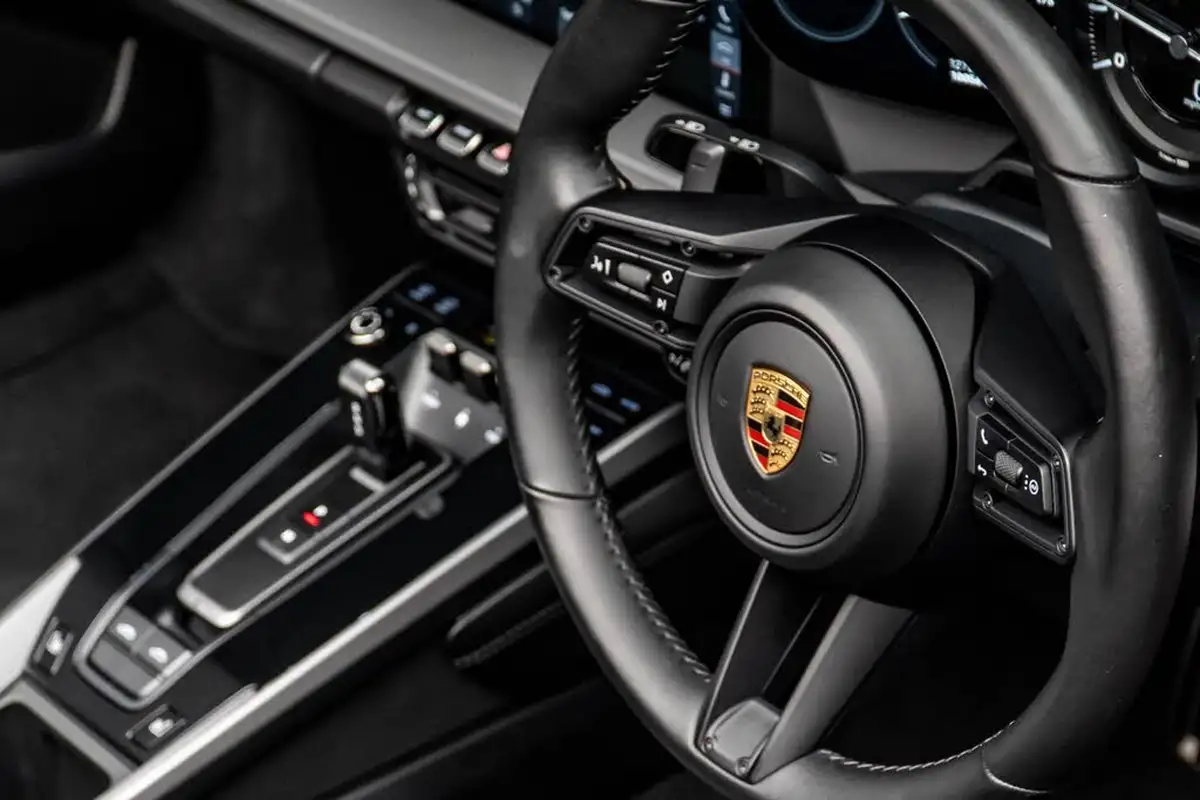 2020-porsche-911-30-targa-4-big-29