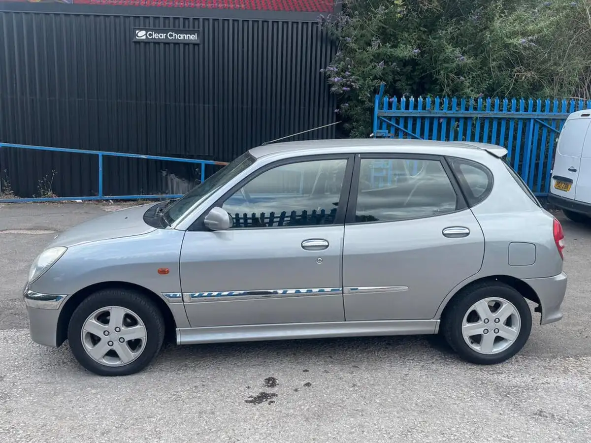 2002-daihatsu-sirion-13-f-speed-big-3
