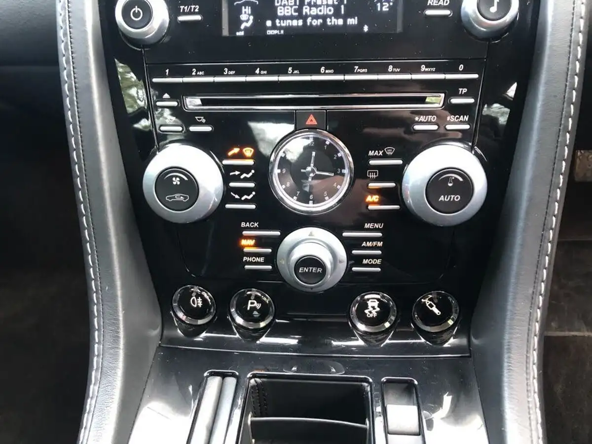 2014-aston-martin-vantage-big-29