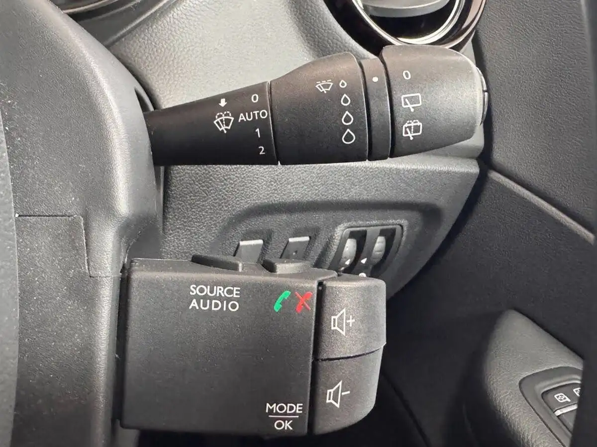 2019-renault-captur-09-tce-iconic-big-37