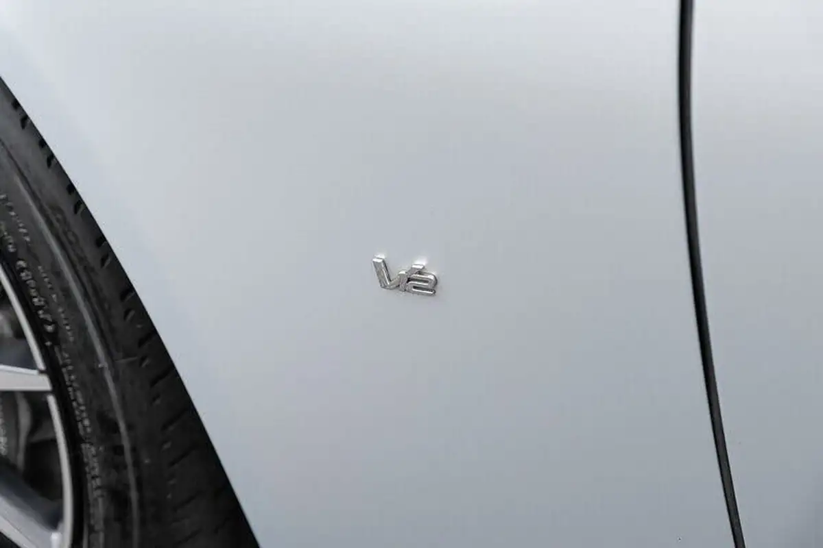 2016-aston-martin-db11-52-v12-launch-edition-big-20