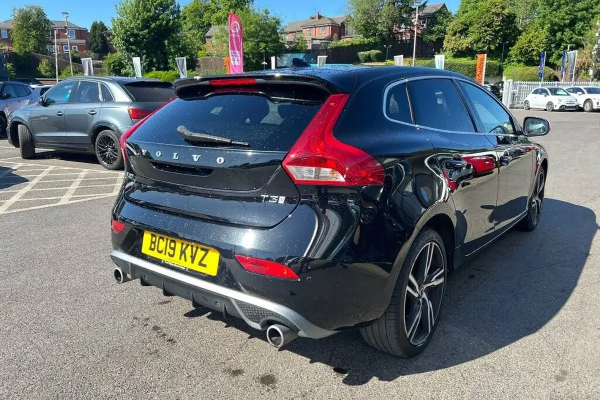 2019-volvo-v40-20-t3-r-design-edition-big-29