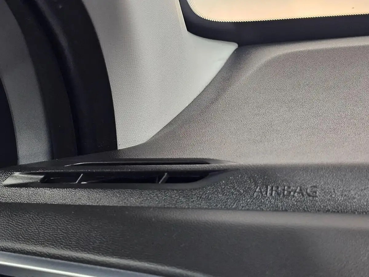2015-peugeot-208-10-access-5d-big-63